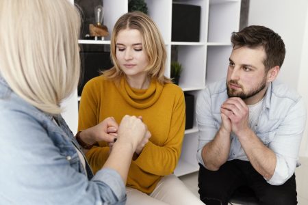 women holding hands therapy session 2|ar-behandling-nagot-for-mig|vad-ar-ett-professionellt-behandlingsprogram|valja-behandling|sb-valja-behandling-introduktion-till-att-soka-hjalp|senior woman psychologist and sad man patient