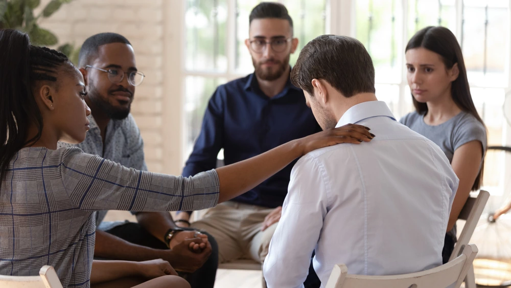 A group talking about cocaine-induced psychosis and supporting a person.
