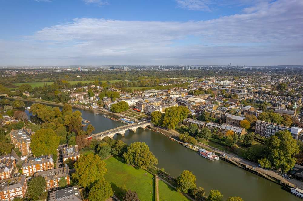 An aerial view of the bridge between Richmond (with East Twickenham on the left) representing an area of the city where you can find addiction treatment and rehab in Richmond